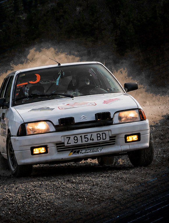 Citroën AX de Francisco Javier derrapando en un rally de tierra