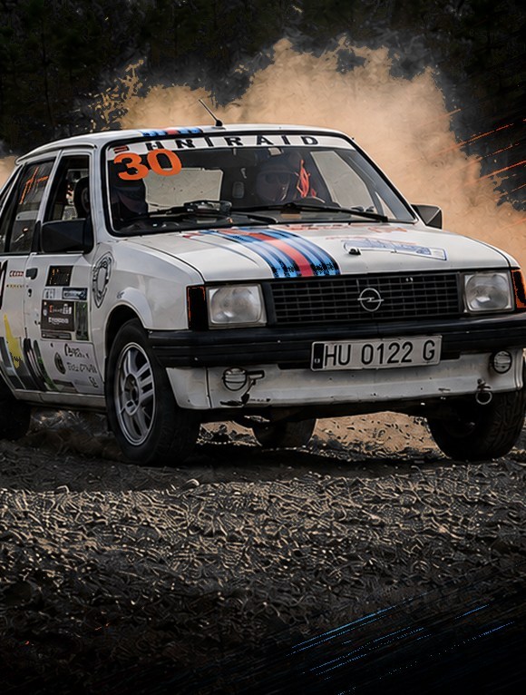 Opel Corsa de Santiago Martínez levantando polvo en un rally de tierra