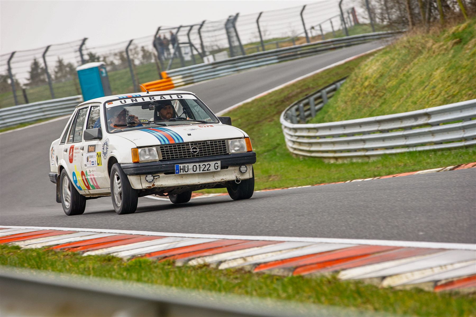 Coche del equipo tomando una curva en el Nürburgring