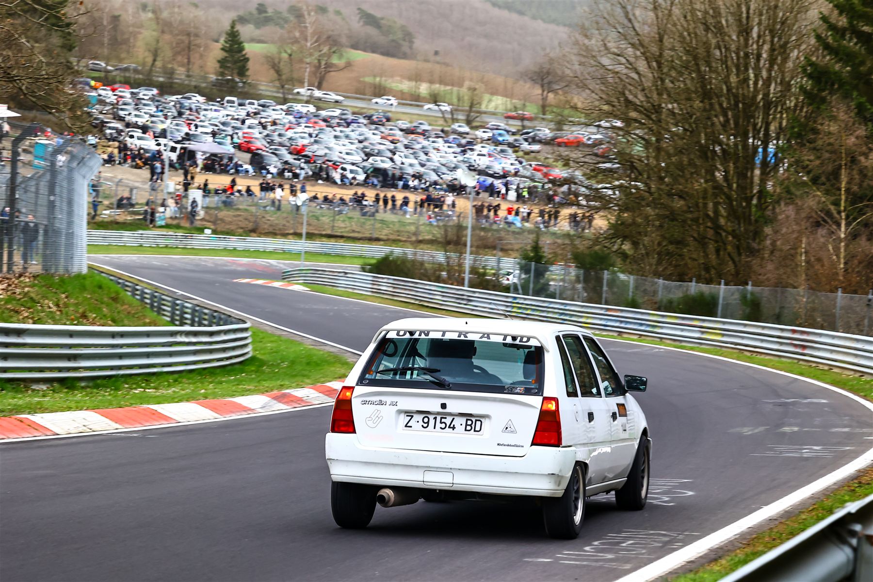Coche del equipo pasando por el Karussell del Nürburgring frente al público