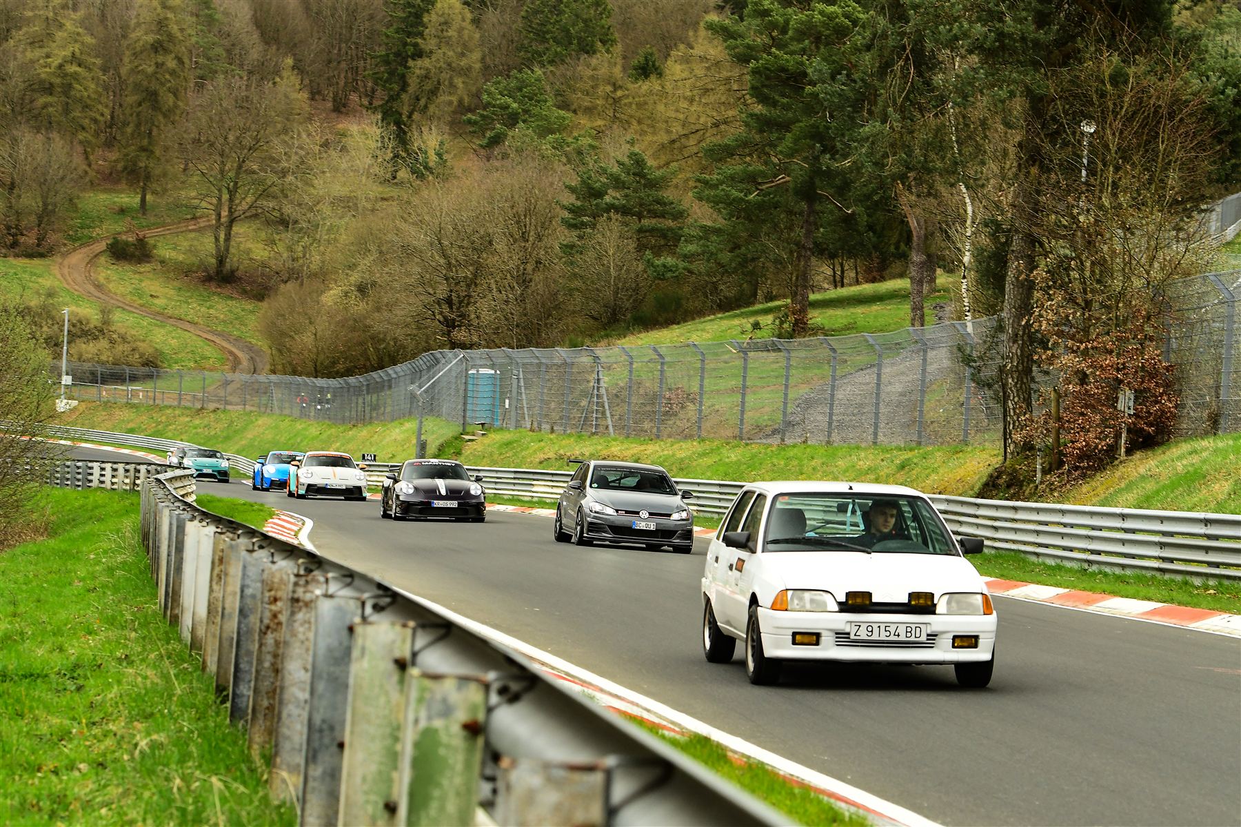 Coche del equipo liderando un grupo de deportivos en el Nürburgring