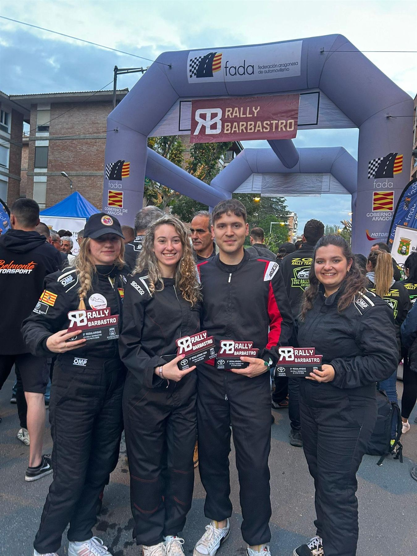 Miembros del equipo posando con trofeos en el Rally Barbastro