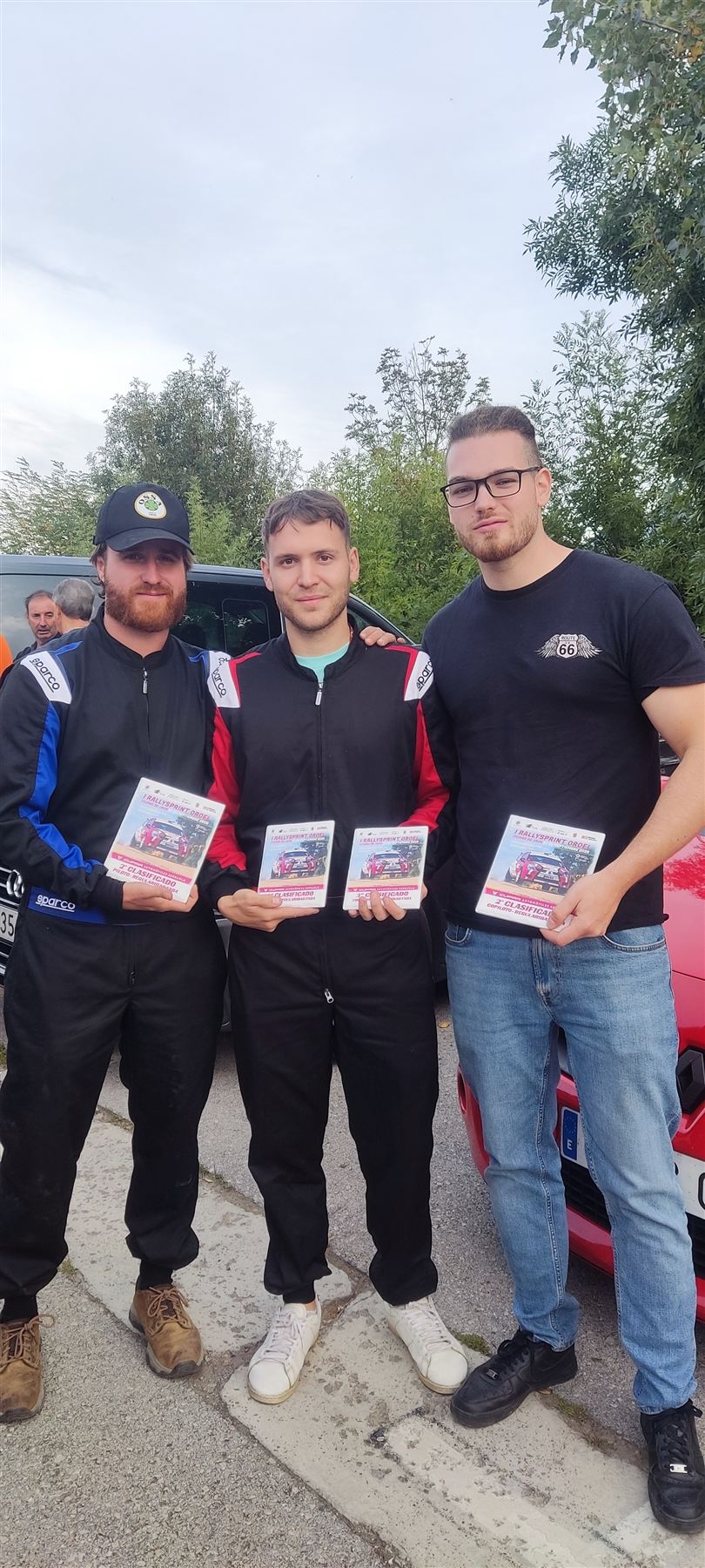 Tres miembros del equipo posando con trofeos del Rallysprint Ordesa