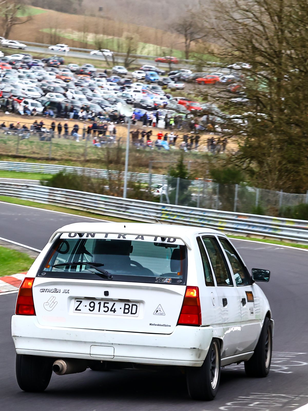 Citroën AX de Bolskan Racing Team en el Karussell del circuito de Nürburgring, con público al fondo