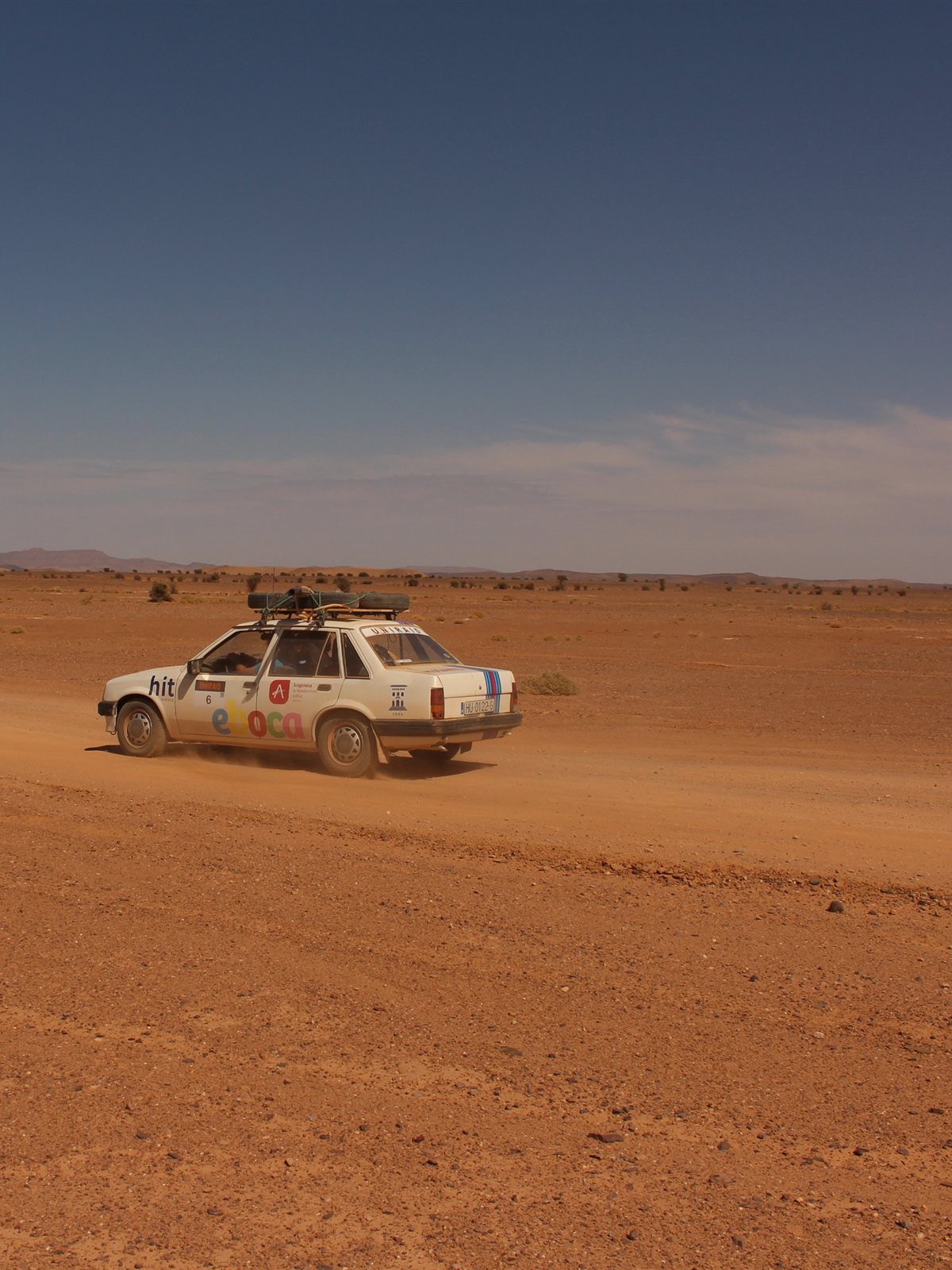 Vehículo de Bolskan Racing Team cruzando el desierto durante un raid