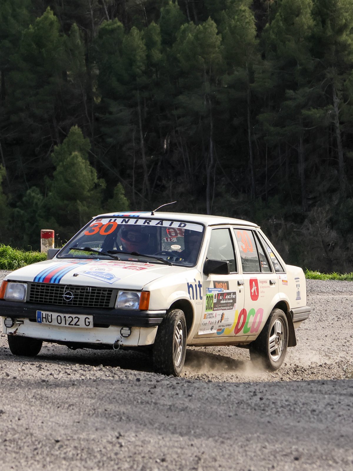 Coche de Bolskan Racing Team derrapando en un rally de tierra entre pinares