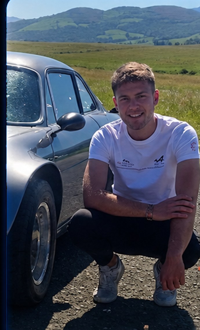 Francisco Javier Leal Martínez junto a un coche clásico
